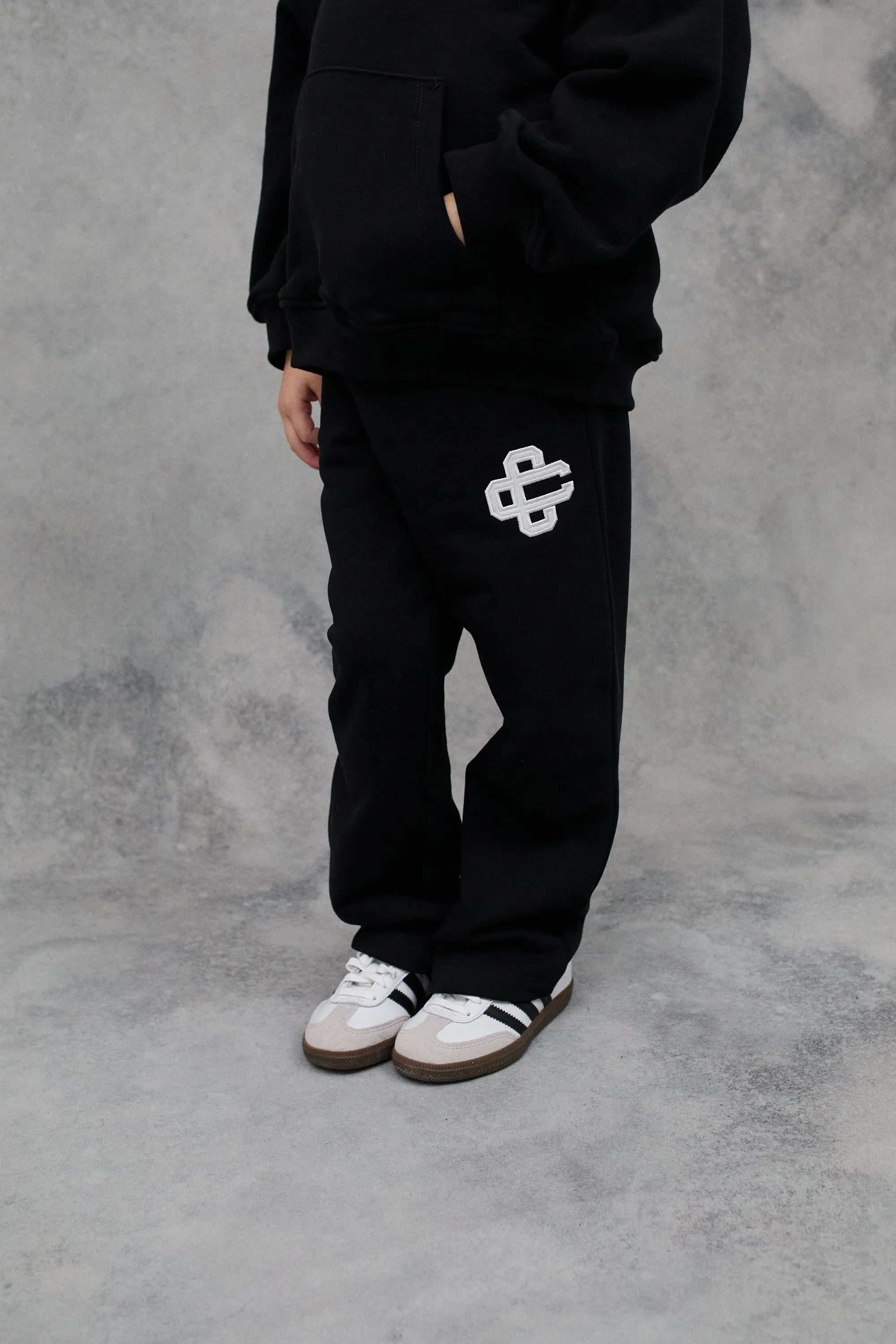 KIDS EMBLEM APPLIQUE JOGGERS - BLACK