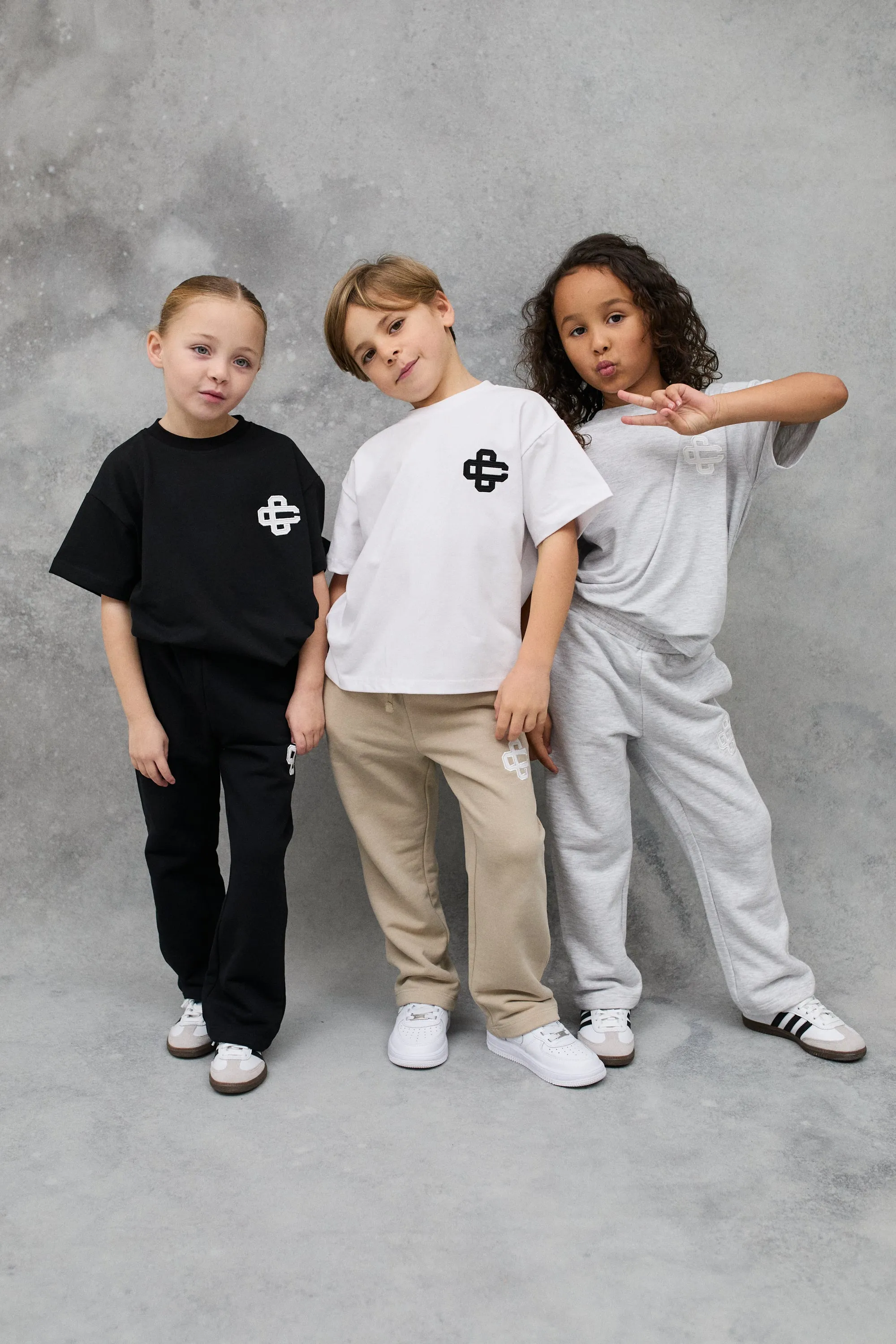 KIDS EMBLEM APPLIQUE T-SHIRT - BLACK