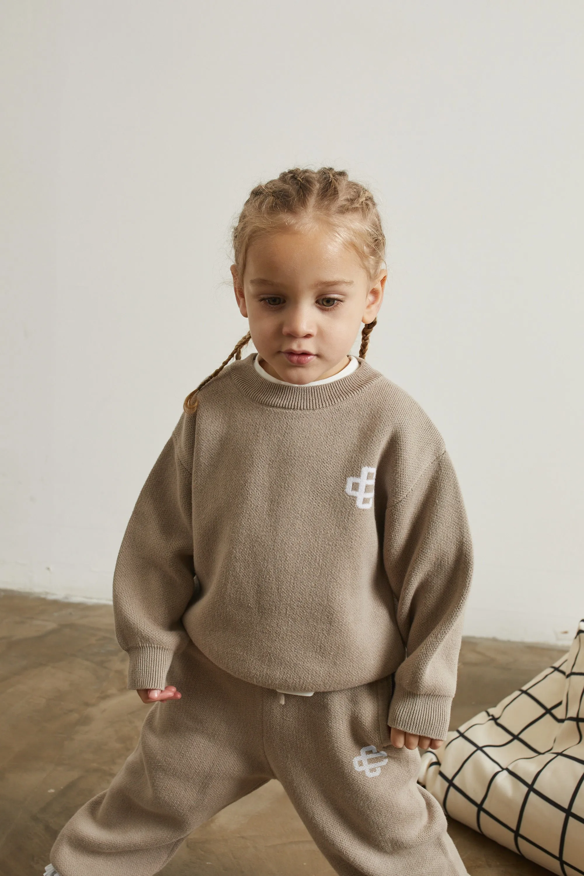 KIDS KNITTED EMBLEM CREW - BEIGE