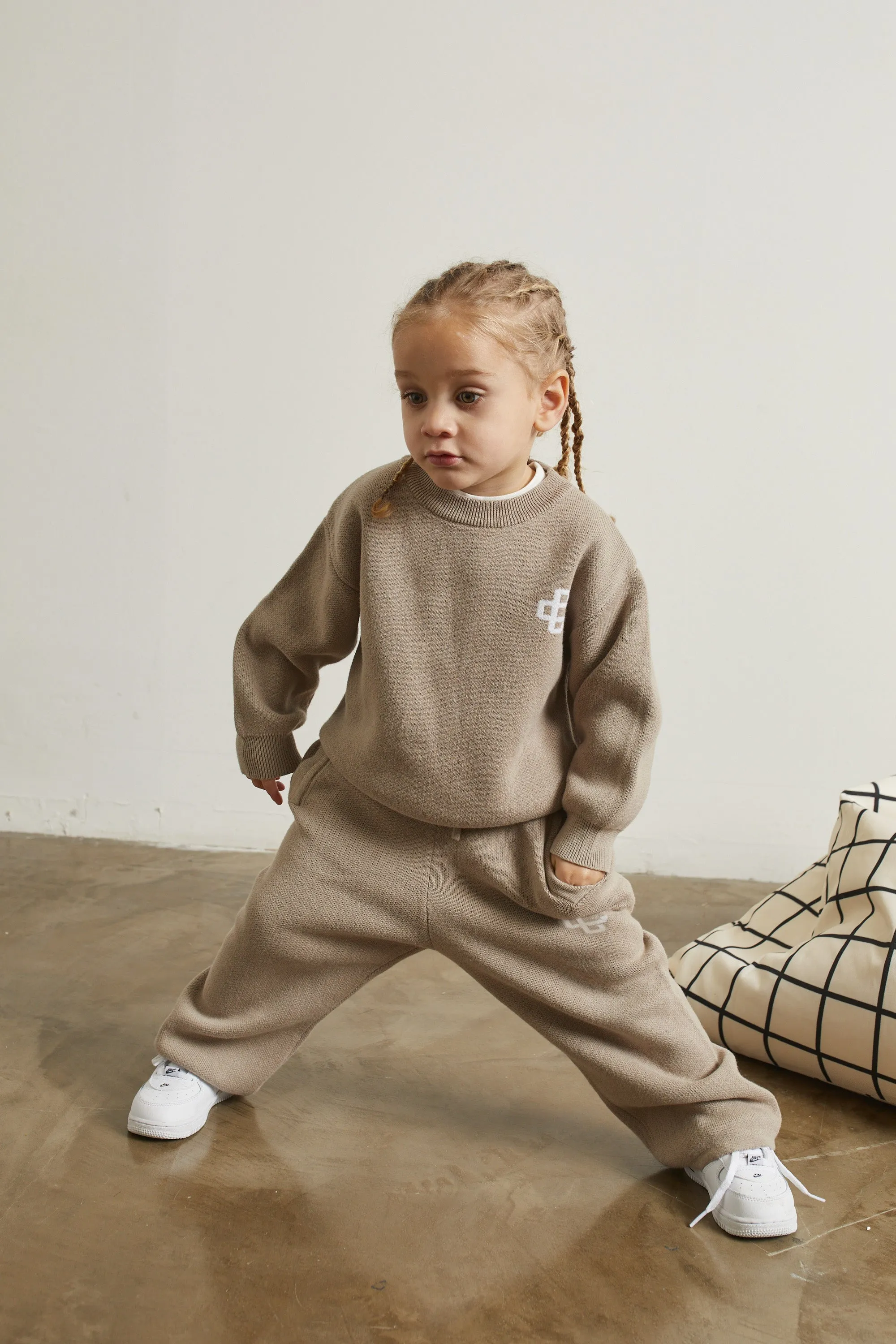 KIDS KNITTED EMBLEM CREW - BEIGE