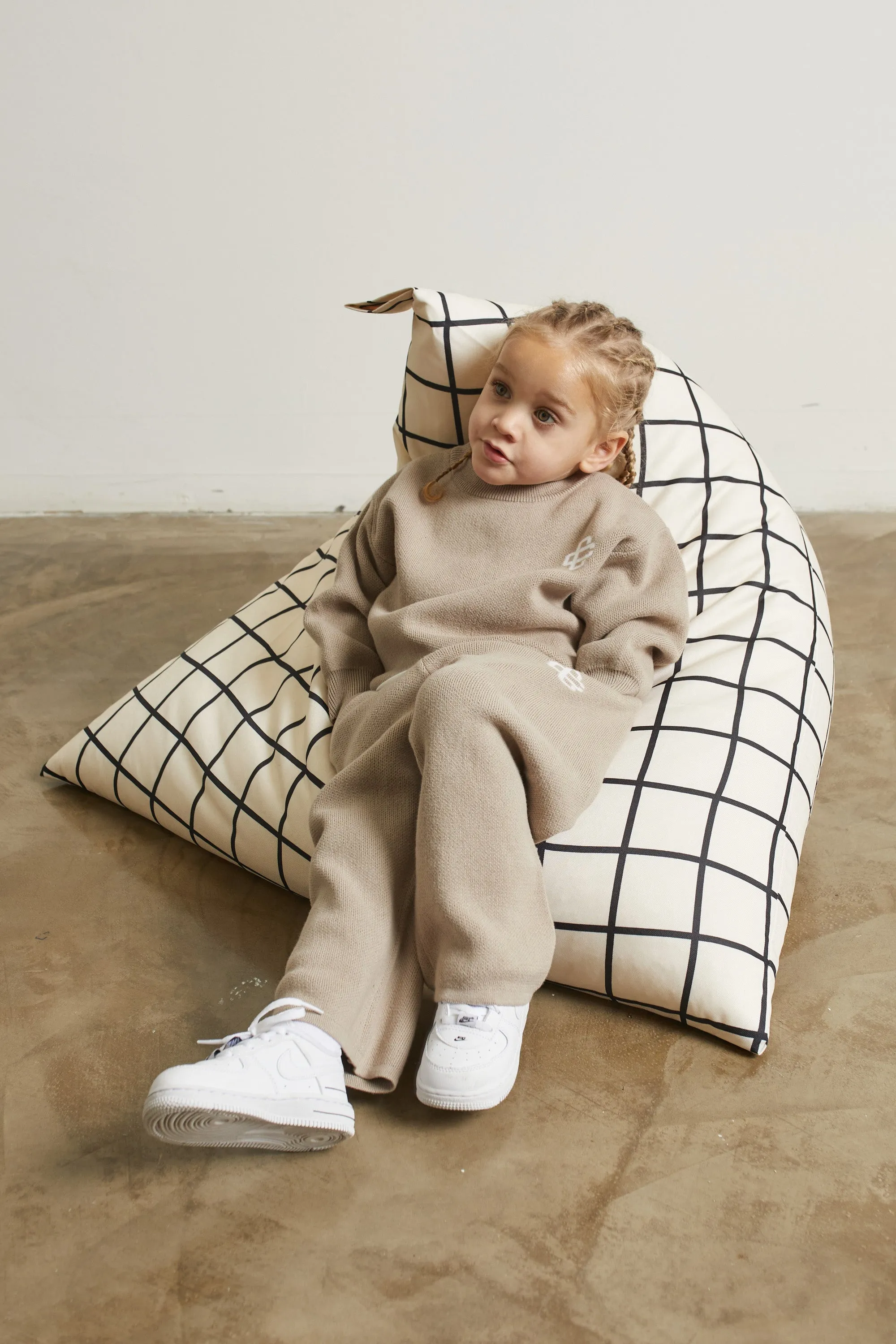 KIDS KNITTED EMBLEM CREW - BEIGE