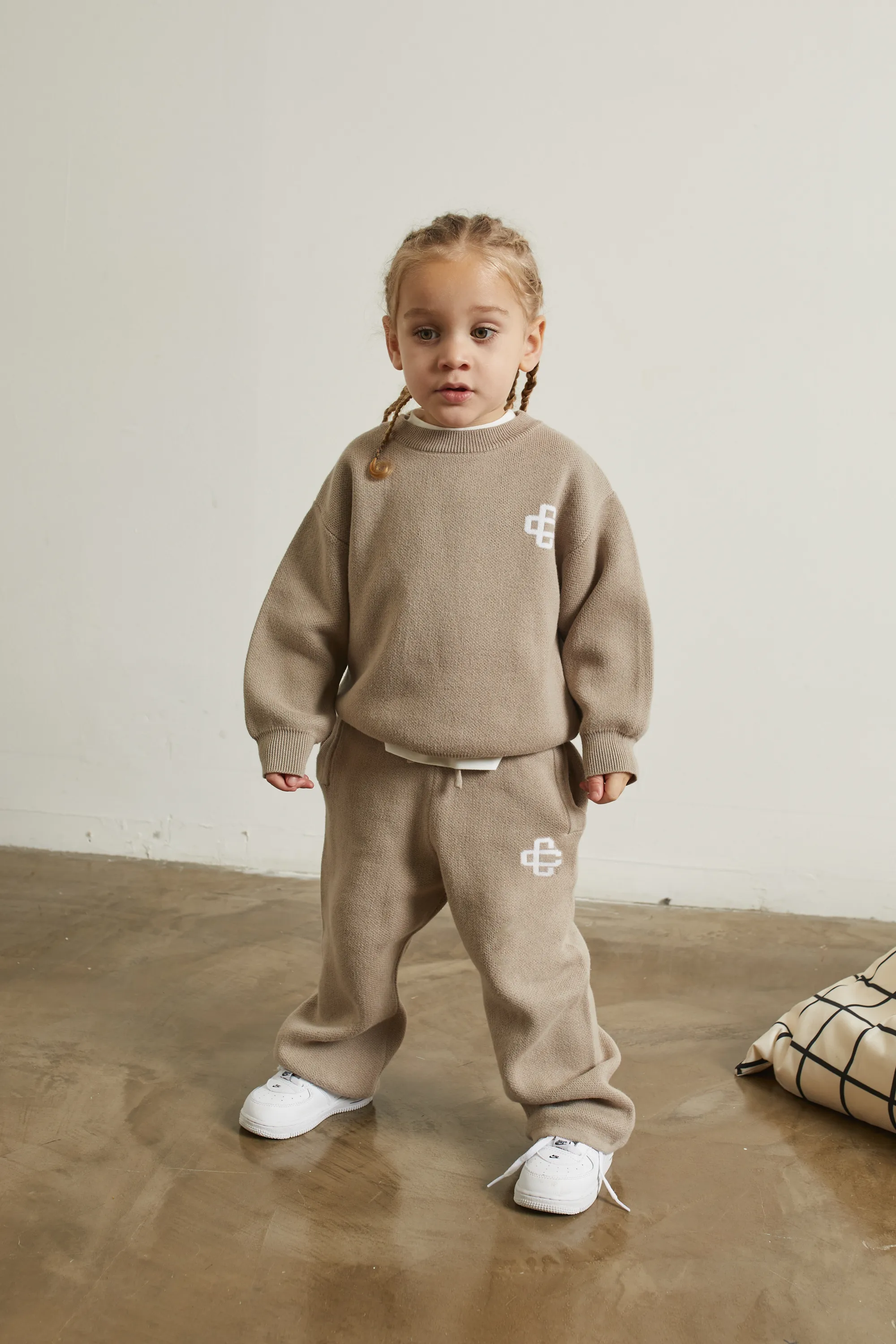 KIDS KNITTED EMBLEM CREW - BEIGE