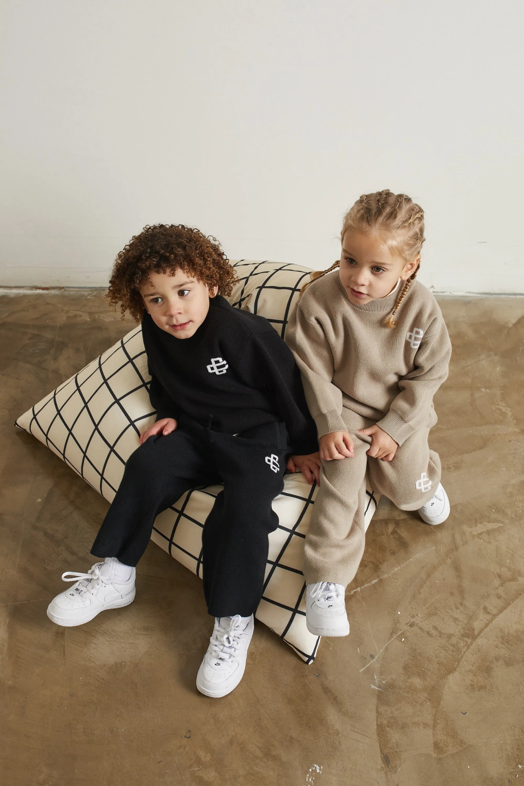 KIDS KNITTED EMBLEM CREW - BLACK