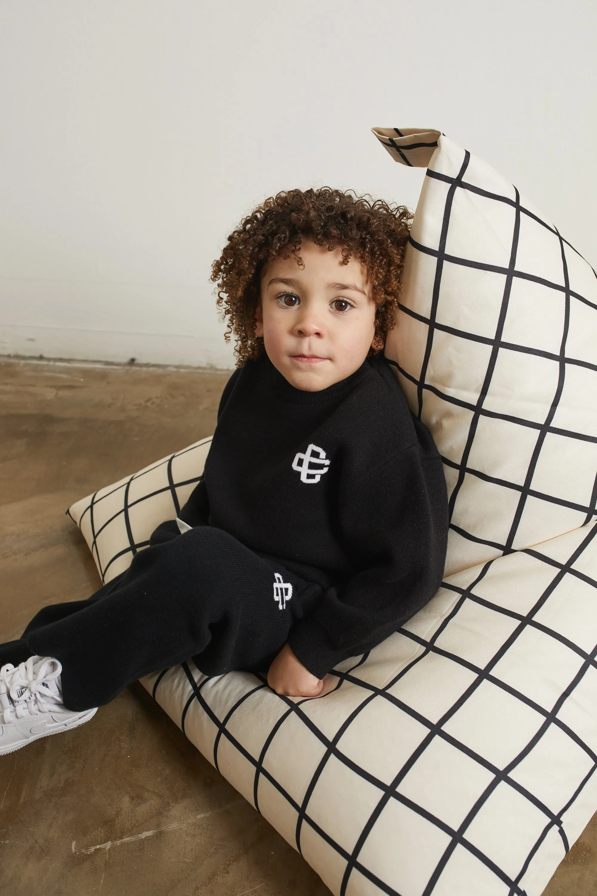 KIDS KNITTED EMBLEM JOGGER - BLACK